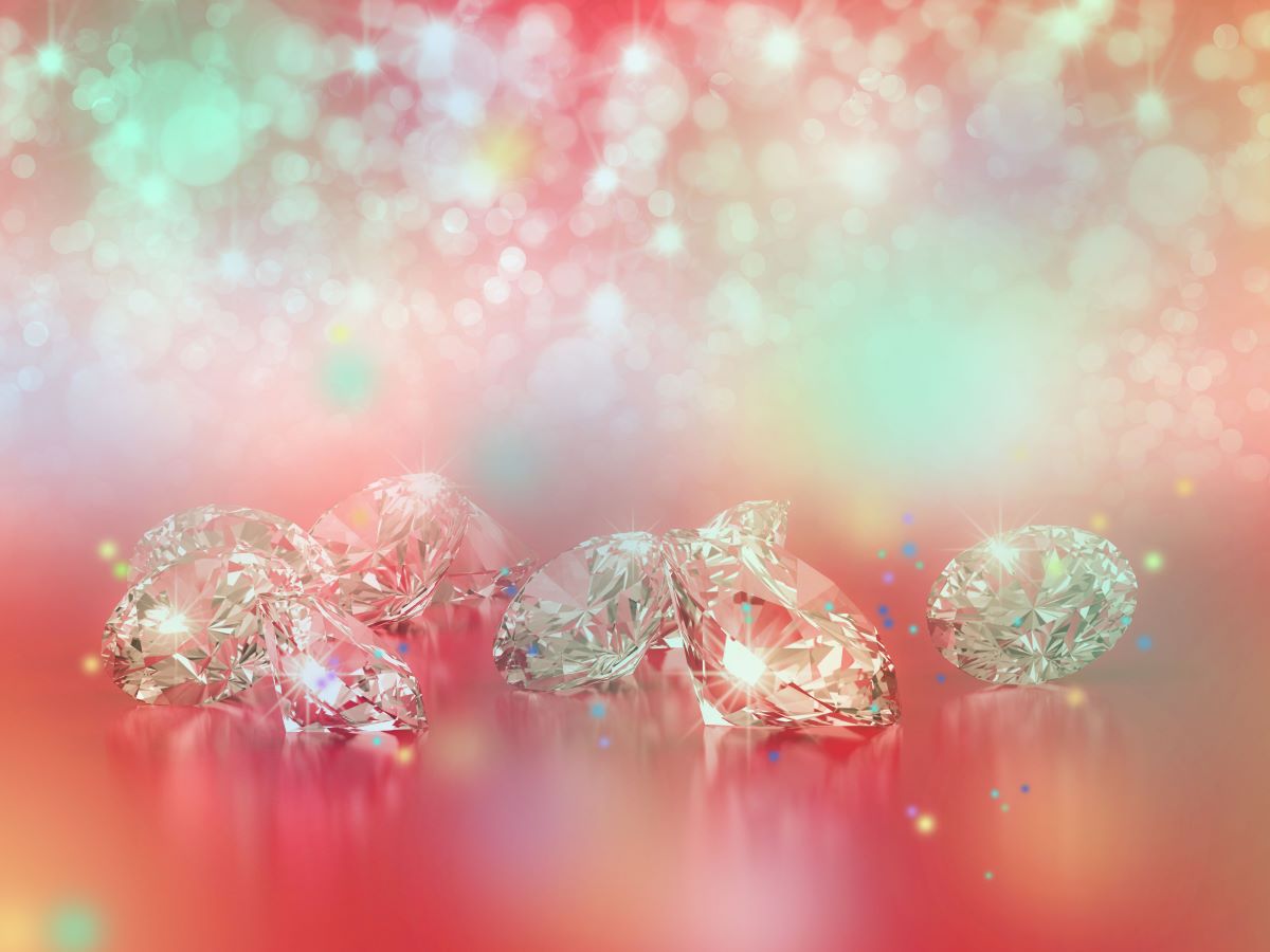 五色を背景にキラキラと輝く複数のダイヤモンド。