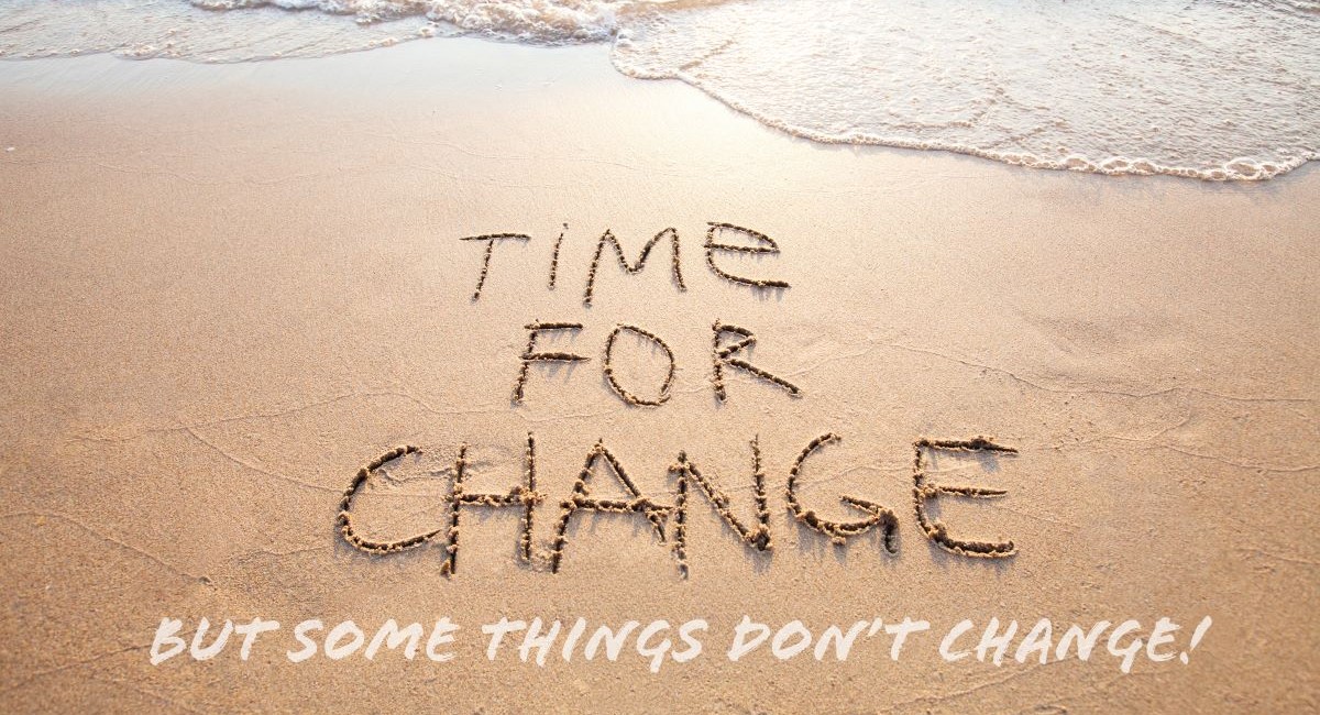 砂浜に描かれた〝Time for change.
But somethings don't change！〟
