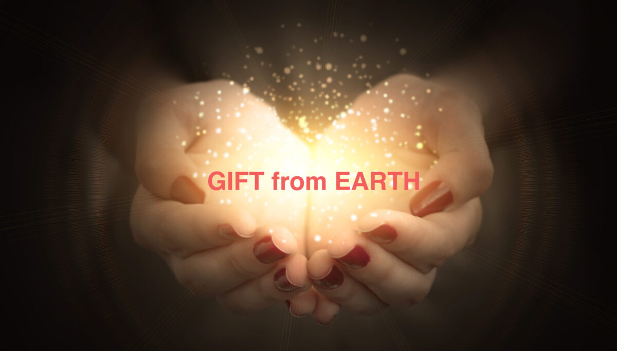 手の平に光をのせた〝Gift from EARTH〟をイメージした画像。