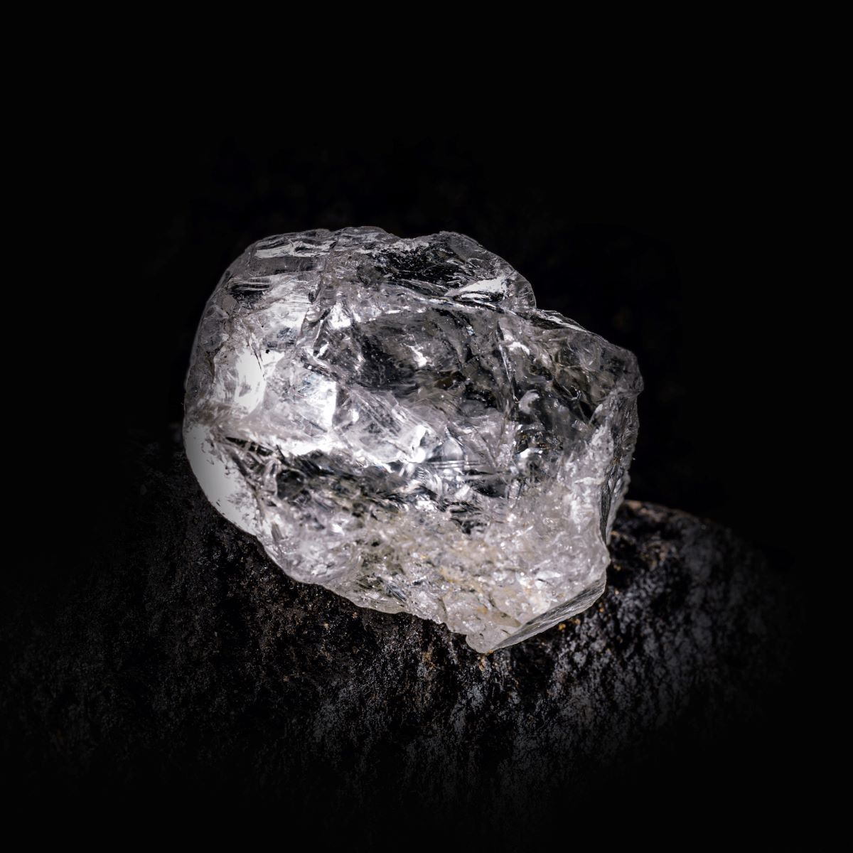 りダイヤモンド原石のリアル画像。