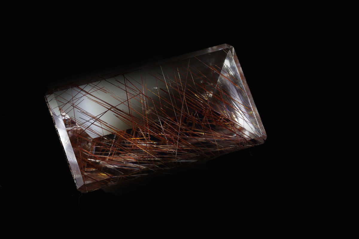 スクエア型、銅色の針状結晶のブロンズルチルクオーツ画像。