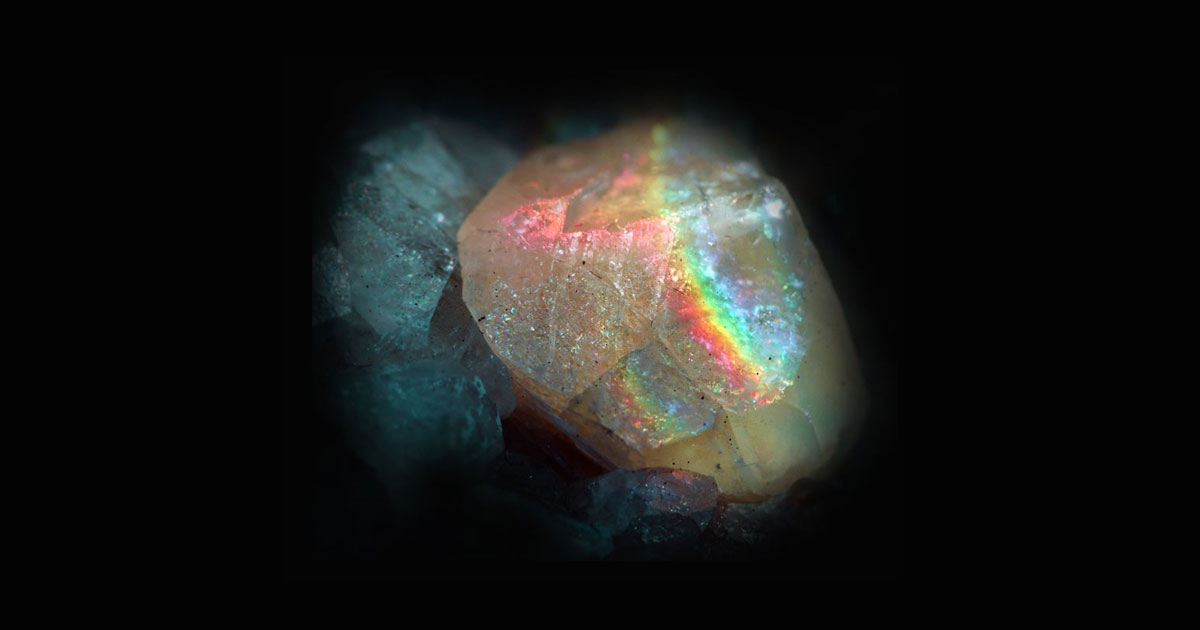 スモーキークォーツの虹の効果を持つ宝石の原石。岩石の結晶で満たされた美しいクラスター。