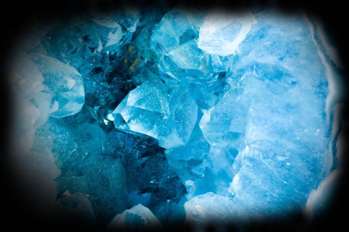 アクアマリン結晶の接写画像。