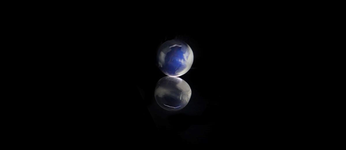 深いブルーのシラー効果が見られる丸いムーンストーン宝石。